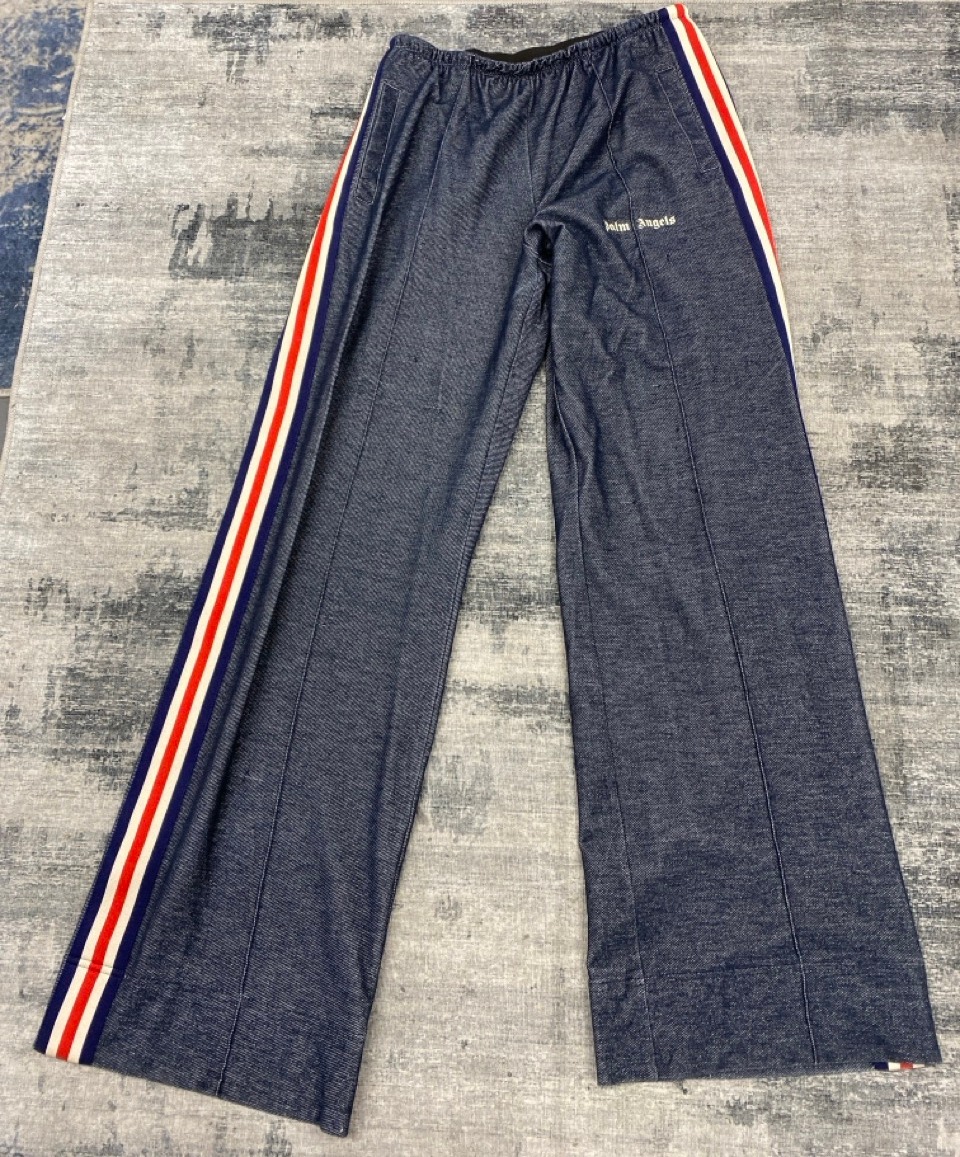 Lot 45  
            Edinburgh SR20 - Delivery Only 

                
PALM ANGELS ELASTICATED LOOSE TRACK PANTS IN NAVY COTTON SIZE 44: LOCATION - RAIL 3