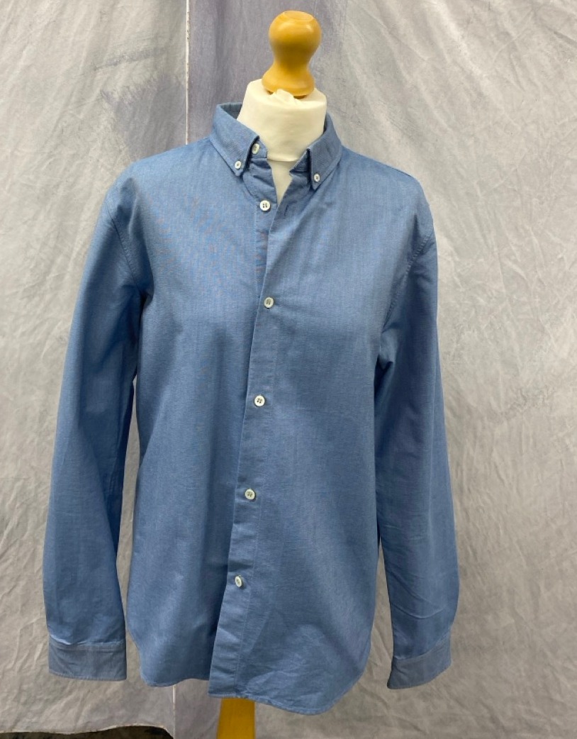 Lot 46  
            Edinburgh SR20 - Delivery Only 

                
A.P.C. CLASSIC OXFORD DRESS SHIRT IN BLUE COTTON SIZE L: LOCATION - RAIL 3