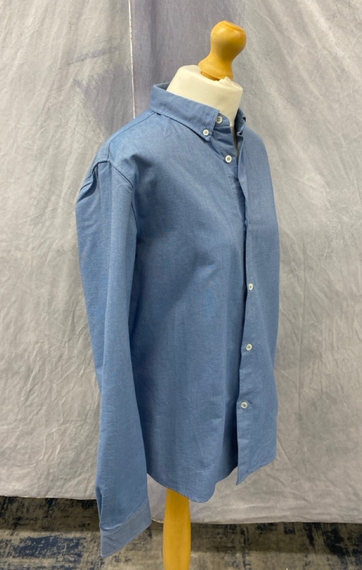 Lot 46  
            Edinburgh SR20 - Delivery Only 

                
A.P.C. CLASSIC OXFORD DRESS SHIRT IN BLUE COTTON SIZE L: LOCATION - RAIL 3