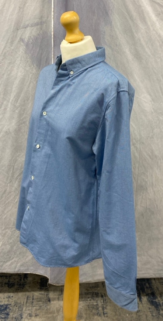 Lot 46  
            Edinburgh SR20 - Delivery Only 

                
A.P.C. CLASSIC OXFORD DRESS SHIRT IN BLUE COTTON SIZE L: LOCATION - RAIL 3