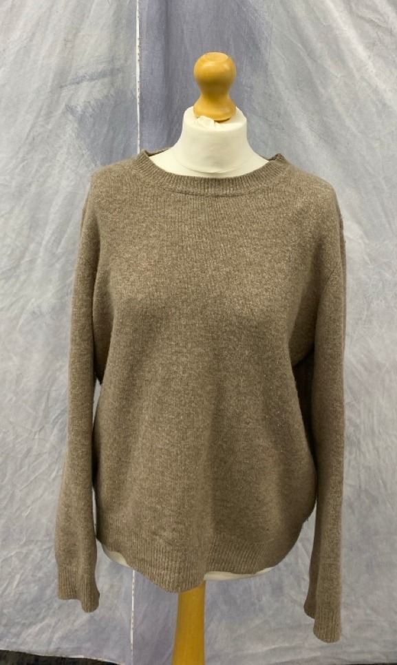 Lot 47  
            Edinburgh SR20 - Delivery Only 

                
A.P.C. KNITTED SWEATER IN BEIGE WOOL SIZE M: LOCATION - RAIL 3