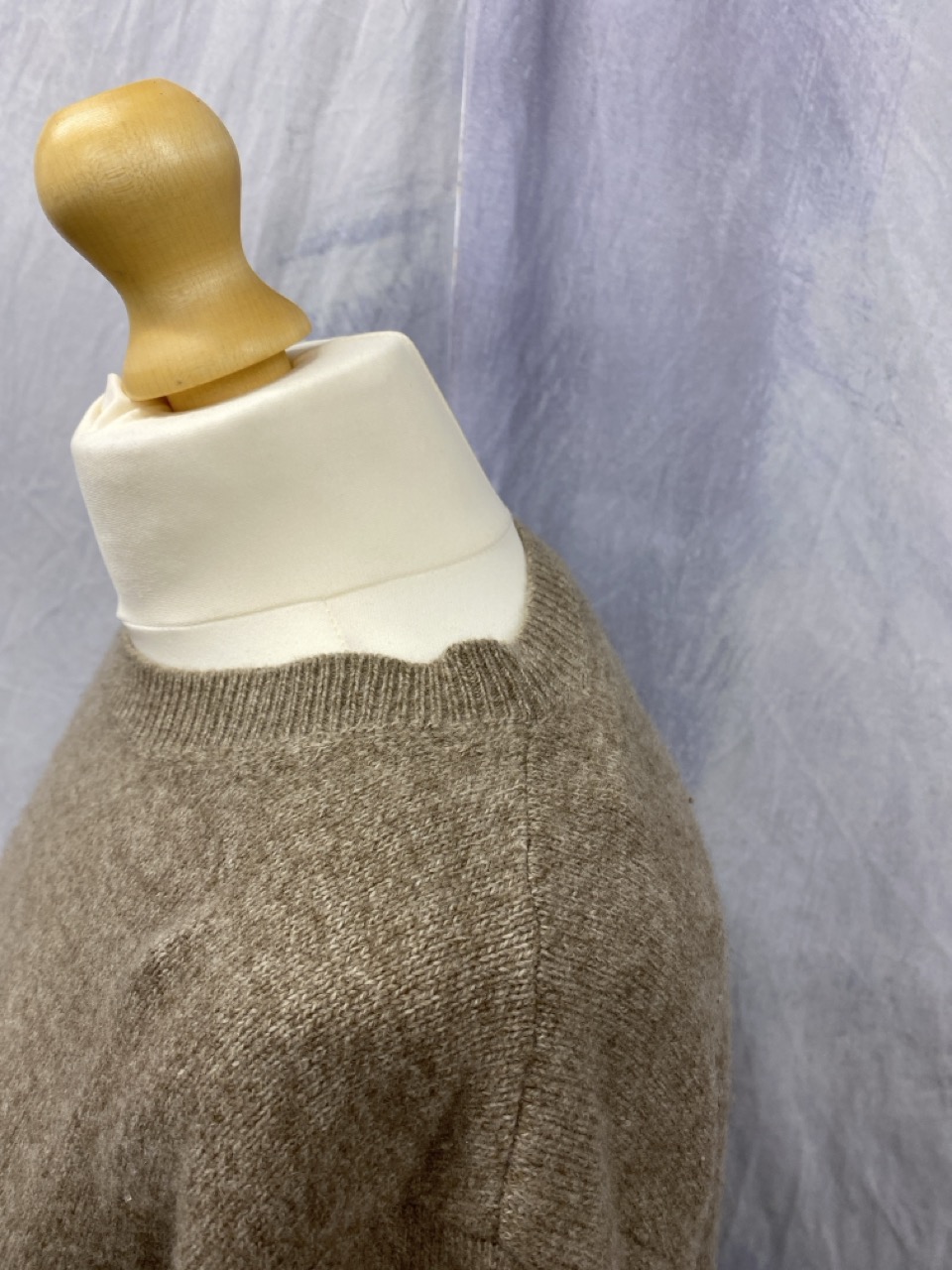 Lot 47  
            Edinburgh SR20 - Delivery Only 

                
A.P.C. KNITTED SWEATER IN BEIGE WOOL SIZE M: LOCATION - RAIL 3