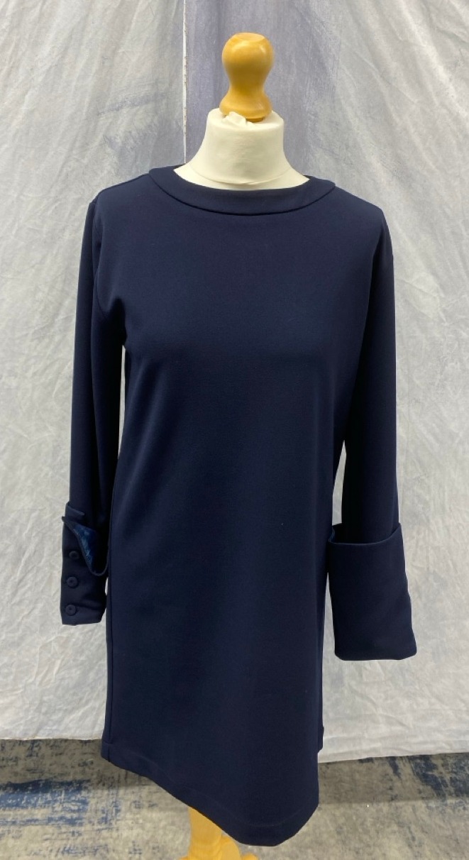 Lot 48  
            Edinburgh SR20 - Delivery Only 

                
IRIS & INK SLEEVE BOW TUNIC DRESS IN NAVY POLYESTER NO SIZE : LOCATION - RAIL 3