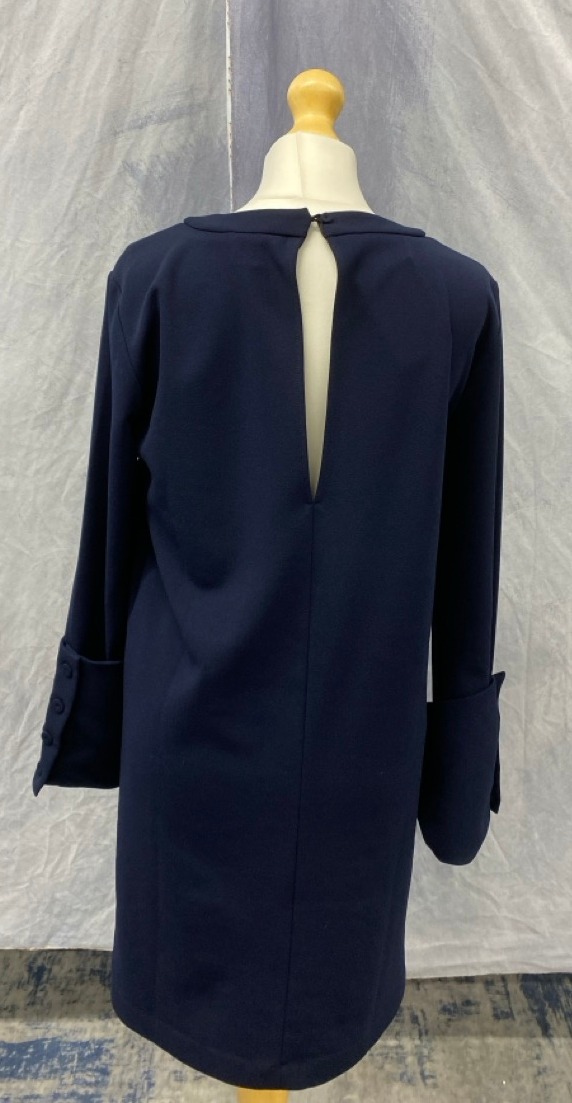 Lot 48  
            Edinburgh SR20 - Delivery Only 

                
IRIS & INK SLEEVE BOW TUNIC DRESS IN NAVY POLYESTER NO SIZE : LOCATION - RAIL 3