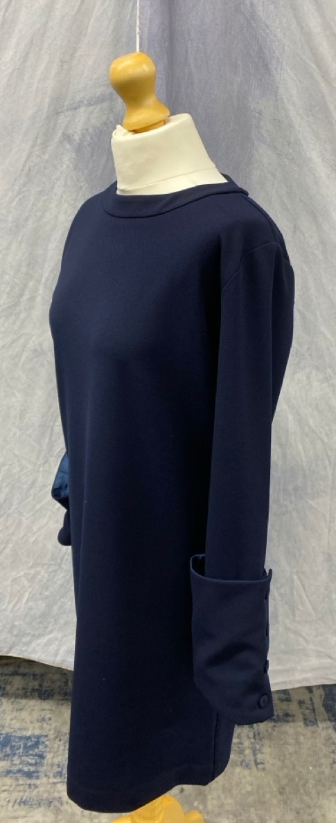 Lot 48  
            Edinburgh SR20 - Delivery Only 

                
IRIS & INK SLEEVE BOW TUNIC DRESS IN NAVY POLYESTER NO SIZE : LOCATION - RAIL 3
