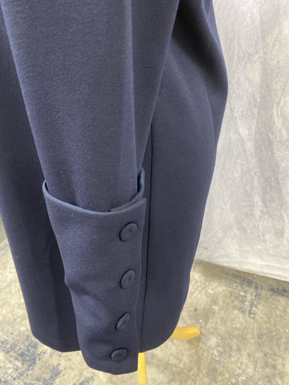 Lot 48  
            Edinburgh SR20 - Delivery Only 

                
IRIS & INK SLEEVE BOW TUNIC DRESS IN NAVY POLYESTER NO SIZE : LOCATION - RAIL 3