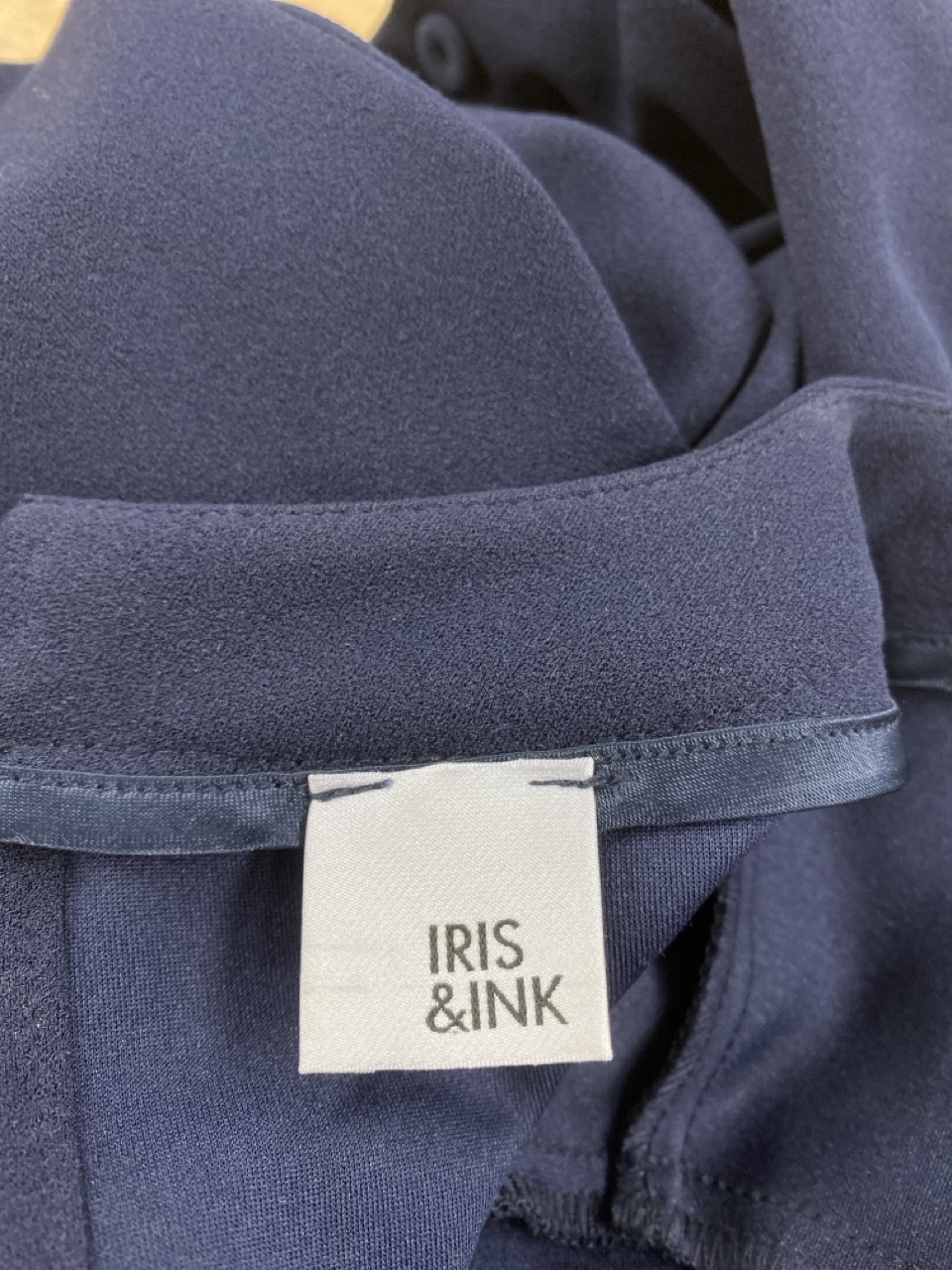 Lot 48  
            Edinburgh SR20 - Delivery Only 

                
IRIS & INK SLEEVE BOW TUNIC DRESS IN NAVY POLYESTER NO SIZE : LOCATION - RAIL 3