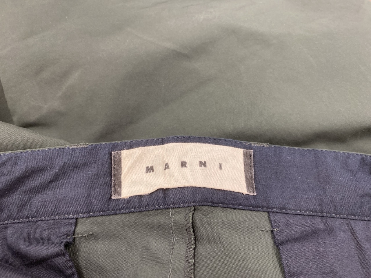 Lot 49  
            Edinburgh SR20 - Delivery Only 

                
MARNI TROUSERS IN DARK GREEN POLYESTER SIZE 48: LOCATION - RAIL 3