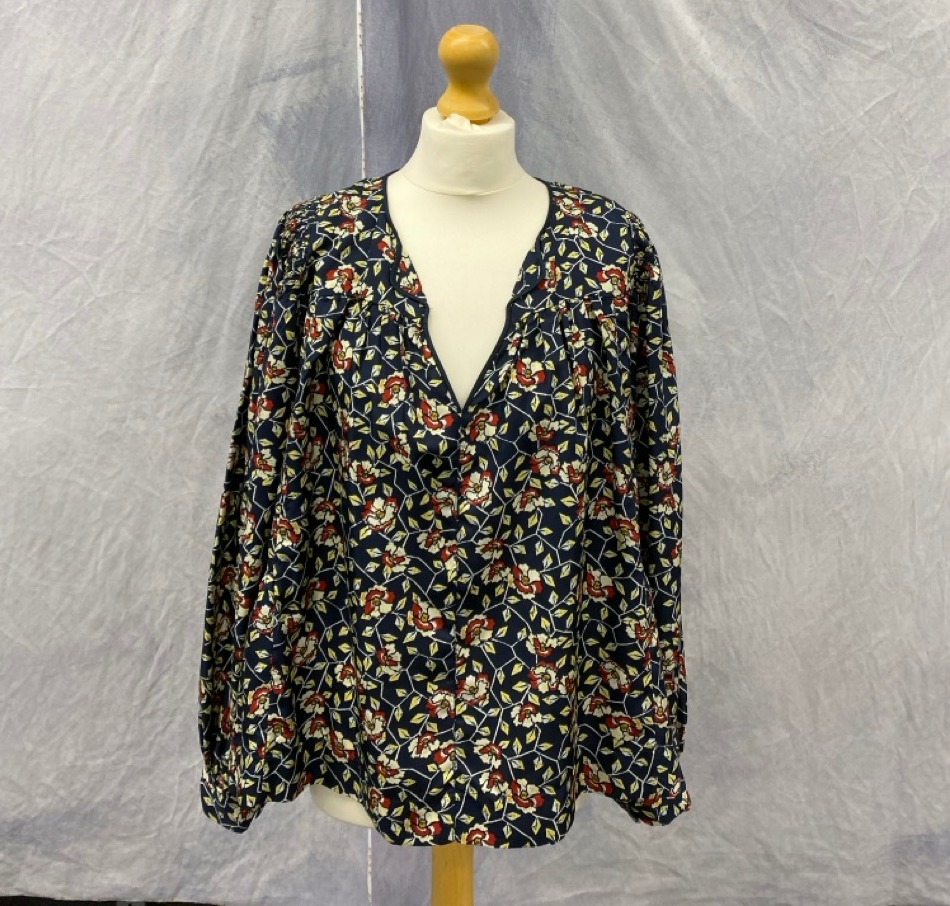 Lot 50  
            Edinburgh SR20 - Delivery Only 

                
ISABEL MARANT RYTON FLORAL BLOUSE IN MULTICOLOR SILK NO SIZE : LOCATION - RAIL 3