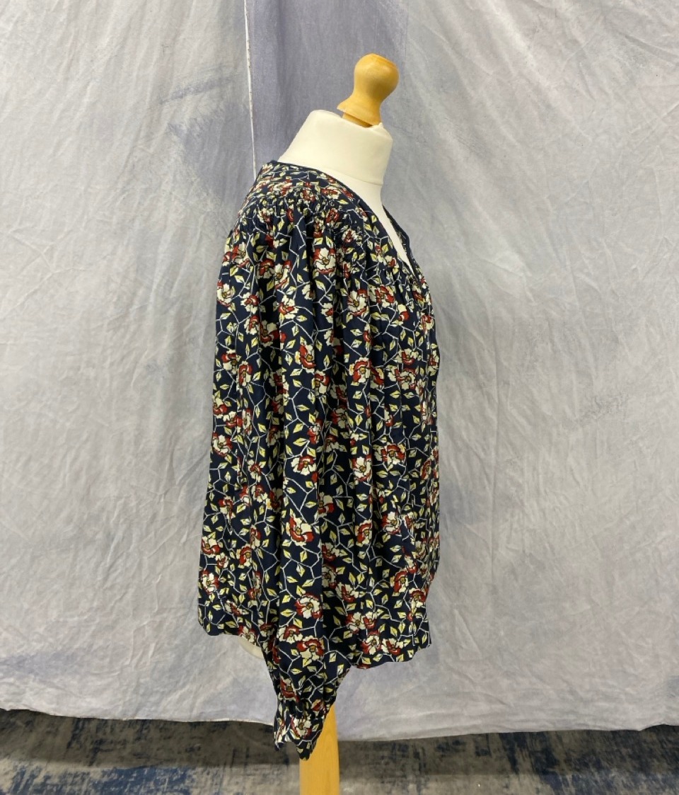Lot 50  
            Edinburgh SR20 - Delivery Only 

                
ISABEL MARANT RYTON FLORAL BLOUSE IN MULTICOLOR SILK NO SIZE : LOCATION - RAIL 3