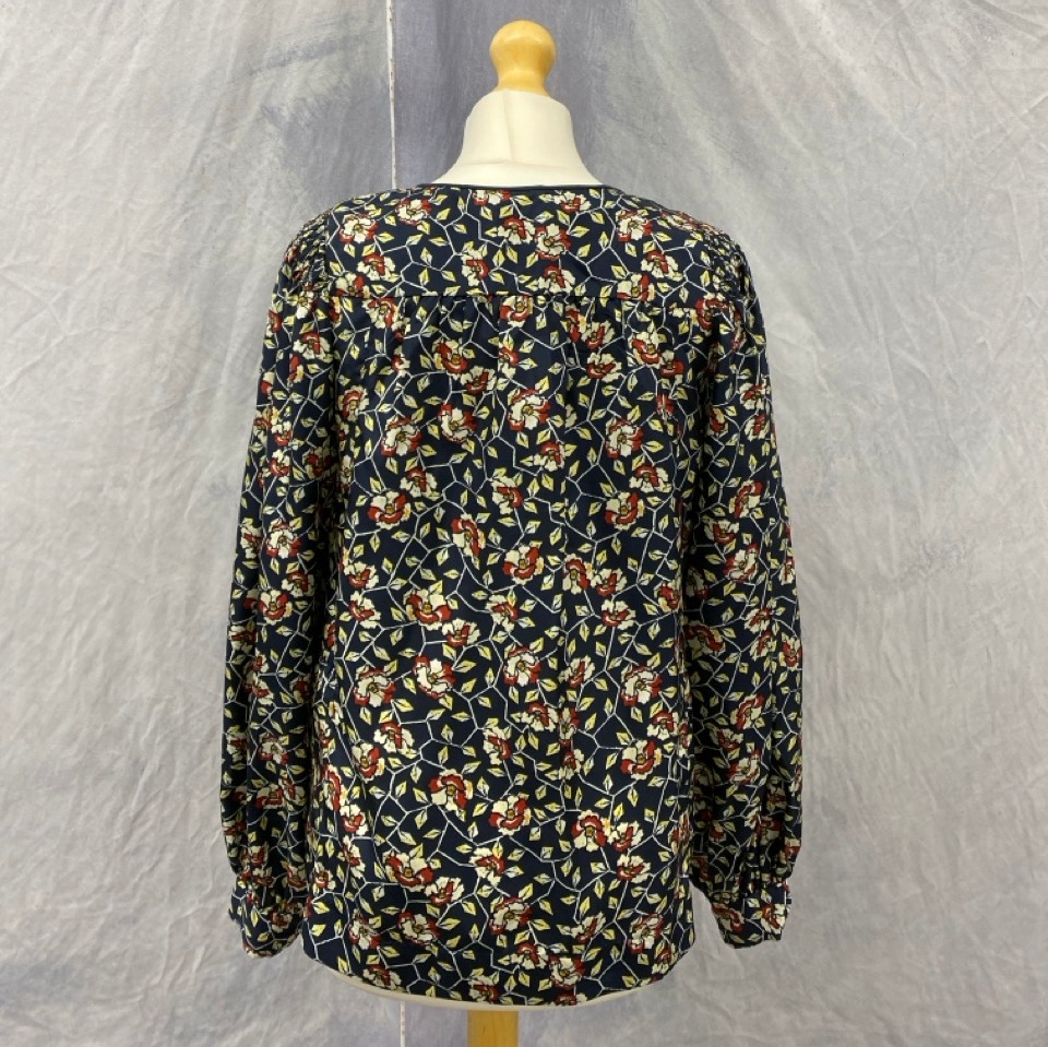 Lot 50  
            Edinburgh SR20 - Delivery Only 

                
ISABEL MARANT RYTON FLORAL BLOUSE IN MULTICOLOR SILK NO SIZE : LOCATION - RAIL 3