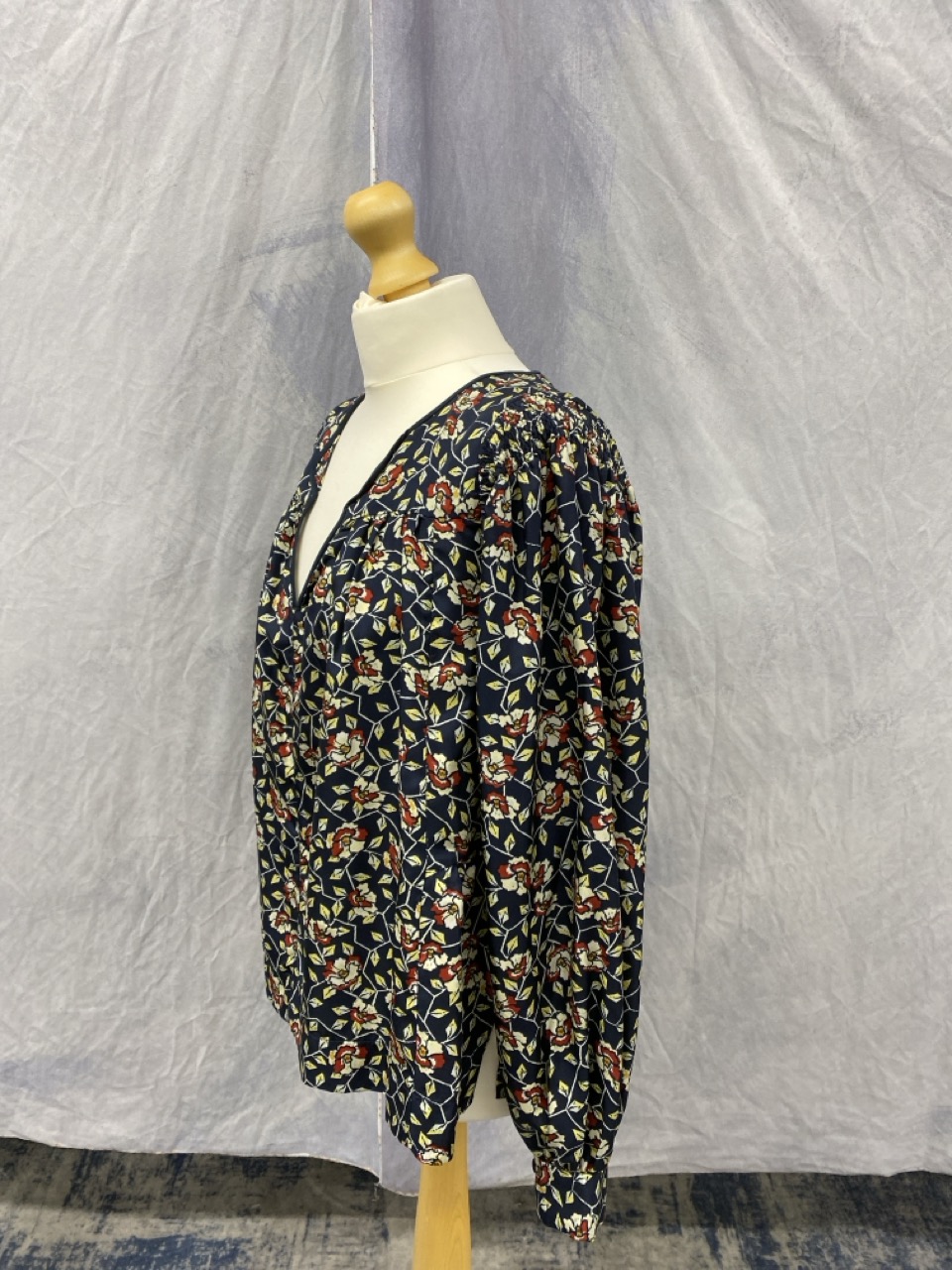 Lot 50  
            Edinburgh SR20 - Delivery Only 

                
ISABEL MARANT RYTON FLORAL BLOUSE IN MULTICOLOR SILK NO SIZE : LOCATION - RAIL 3