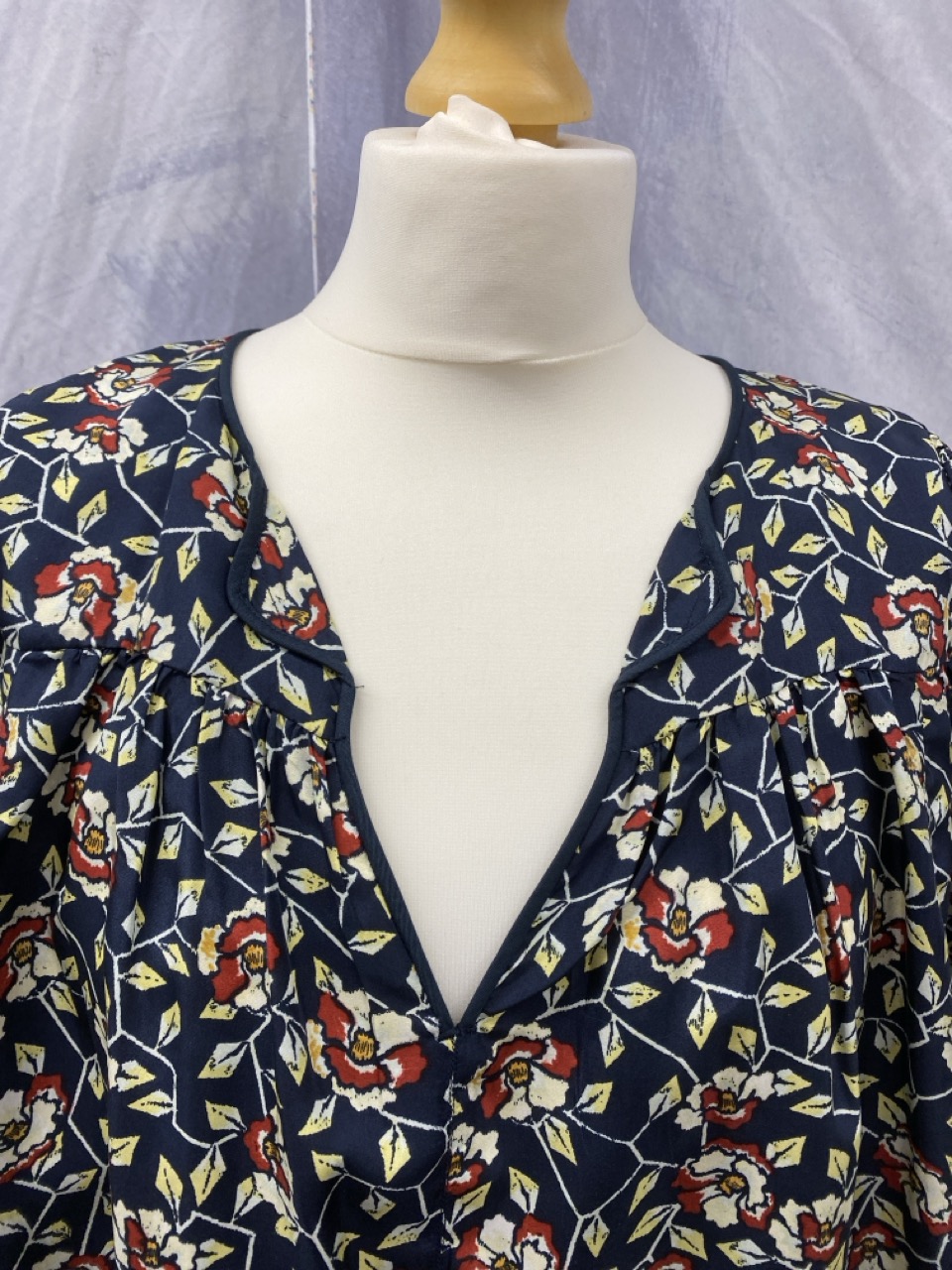 Lot 50  
            Edinburgh SR20 - Delivery Only 

                
ISABEL MARANT RYTON FLORAL BLOUSE IN MULTICOLOR SILK NO SIZE : LOCATION - RAIL 3