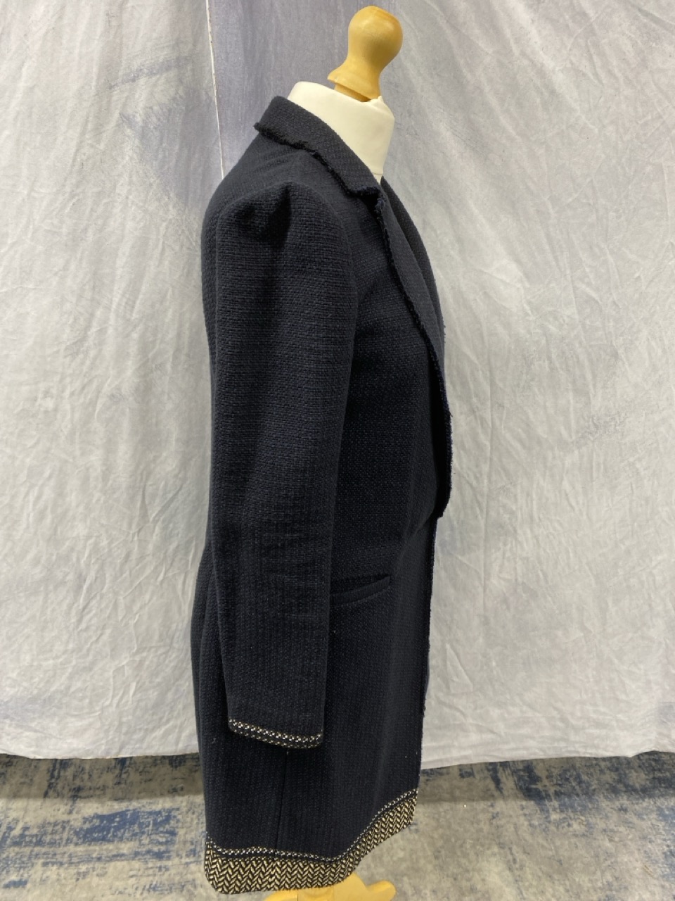 Lot 51  
            Edinburgh SR20 - Delivery Only 

                
PINKO SINGLE-BREASTED COAT IN NAVY BLUE COTTON SIZE UK 8: LOCATION - RAIL 3