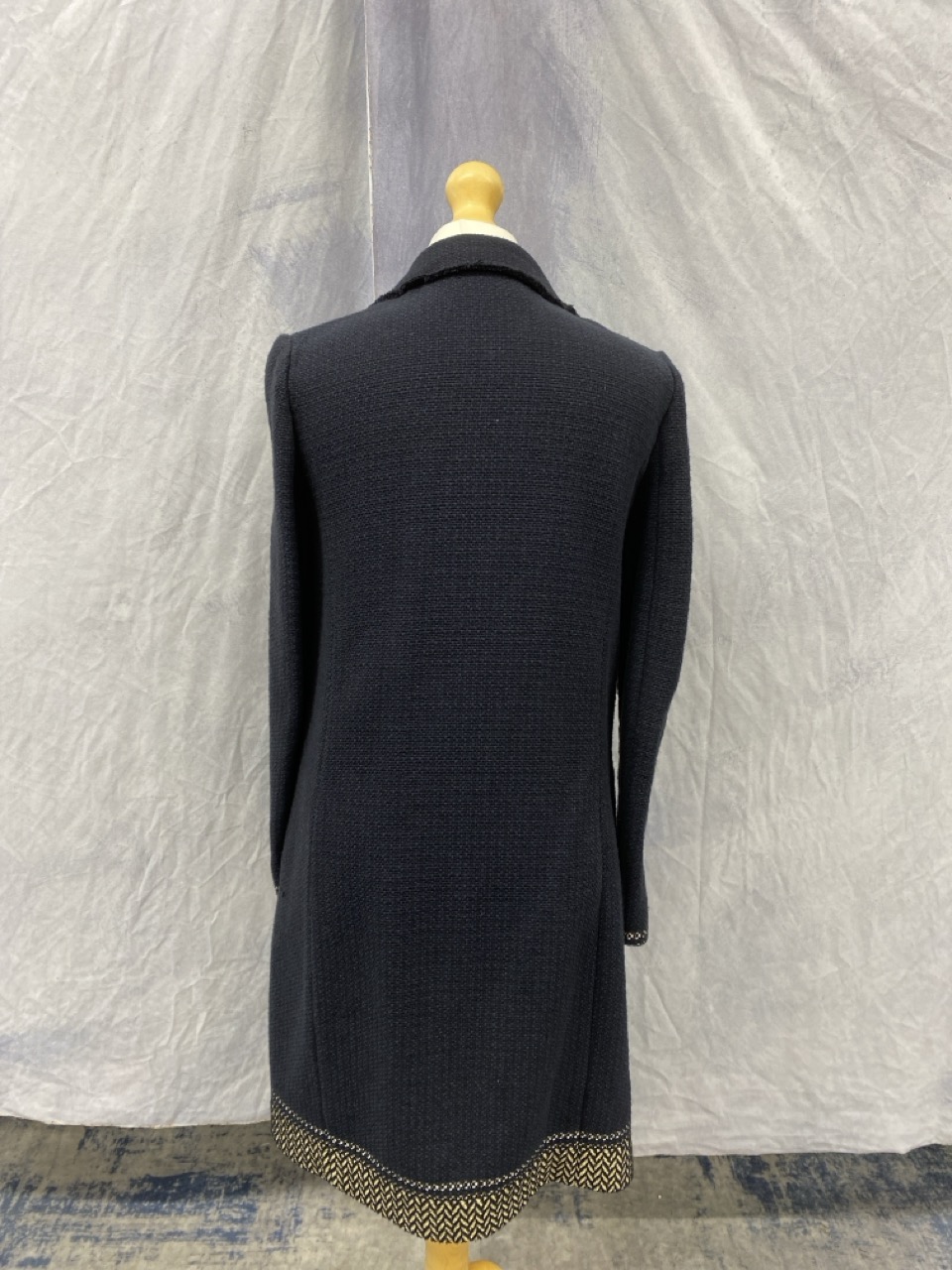 Lot 51  
            Edinburgh SR20 - Delivery Only 

                
PINKO SINGLE-BREASTED COAT IN NAVY BLUE COTTON SIZE UK 8: LOCATION - RAIL 3