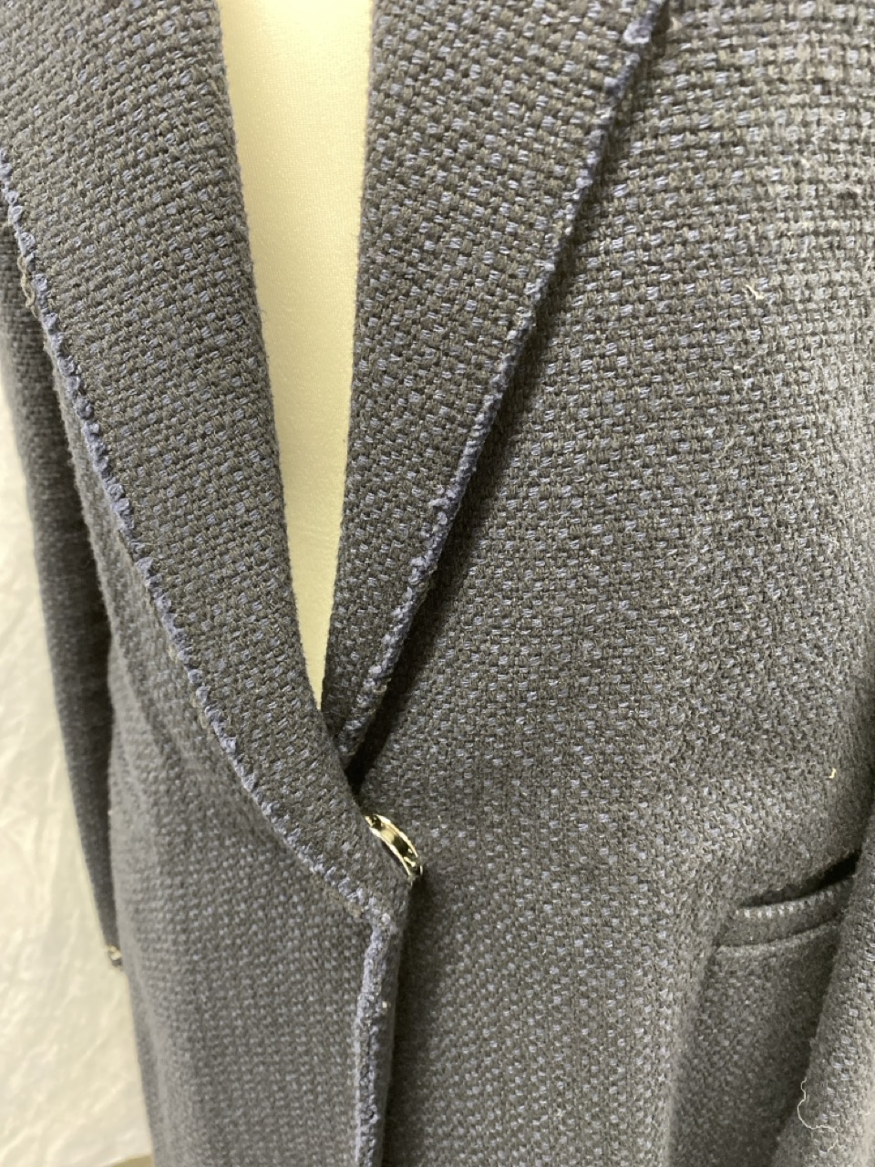 Lot 51  
            Edinburgh SR20 - Delivery Only 

                
PINKO SINGLE-BREASTED COAT IN NAVY BLUE COTTON SIZE UK 8: LOCATION - RAIL 3