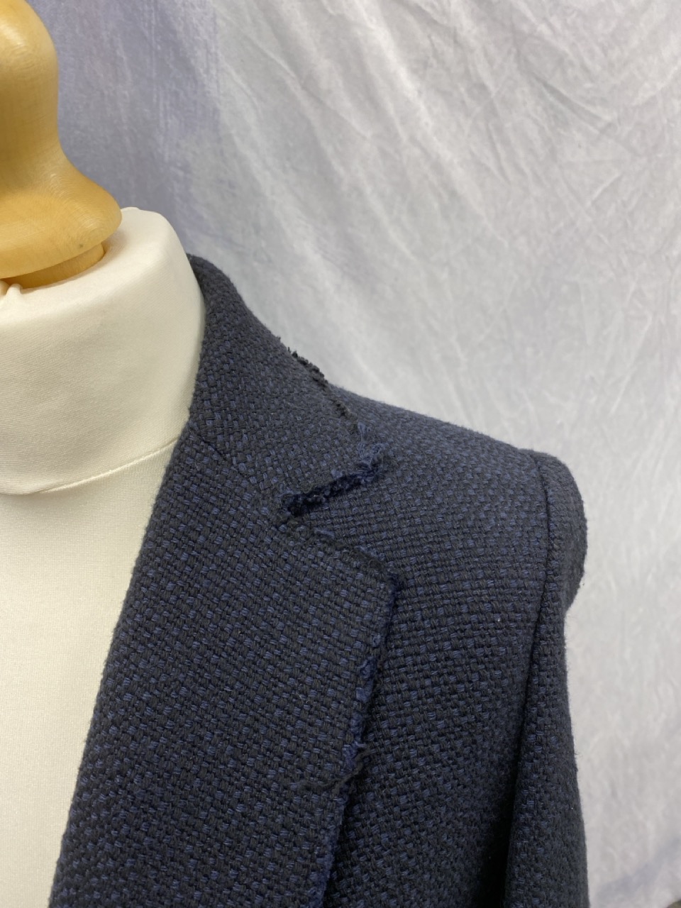 Lot 51  
            Edinburgh SR20 - Delivery Only 

                
PINKO SINGLE-BREASTED COAT IN NAVY BLUE COTTON SIZE UK 8: LOCATION - RAIL 3