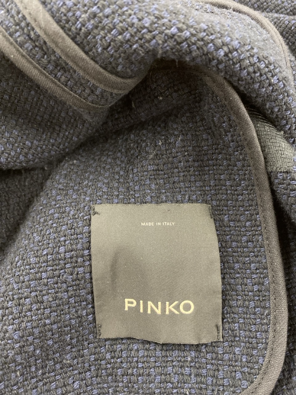 Lot 51  
            Edinburgh SR20 - Delivery Only 

                
PINKO SINGLE-BREASTED COAT IN NAVY BLUE COTTON SIZE UK 8: LOCATION - RAIL 3