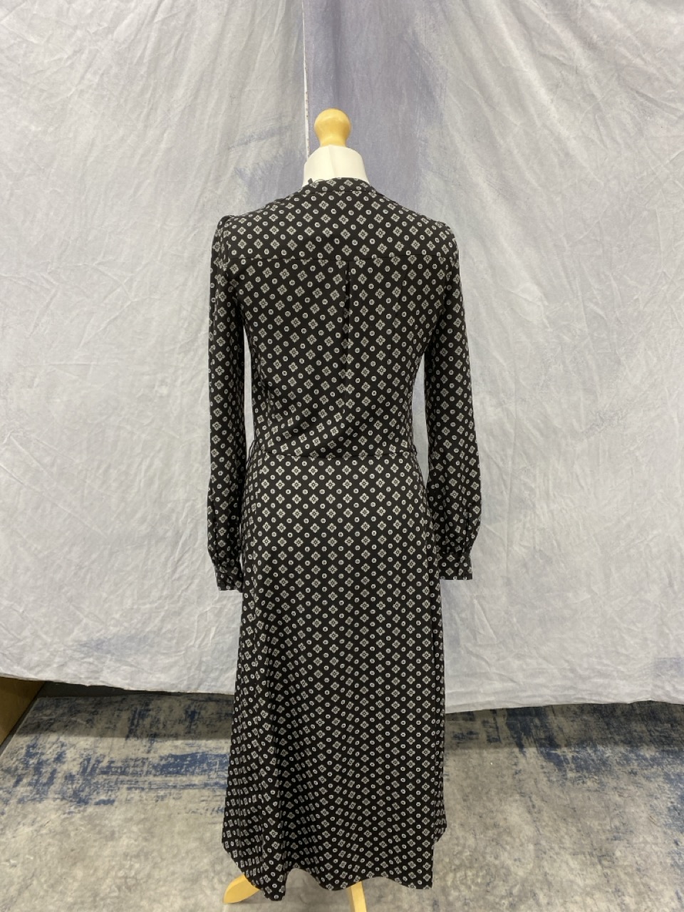 Lot 52  
            Edinburgh SR20 - Delivery Only 

                
MICHAEL KORS PATTERN DRESS SIZE S: LOCATION - RAIL 3