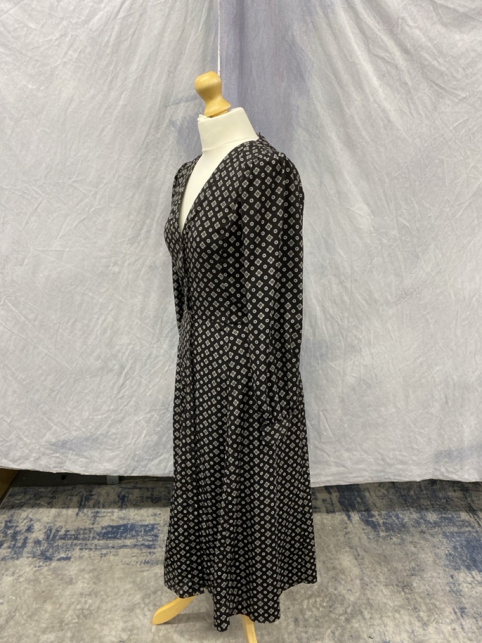 Lot 52  
            Edinburgh SR20 - Delivery Only 

                
MICHAEL KORS PATTERN DRESS SIZE S: LOCATION - RAIL 3