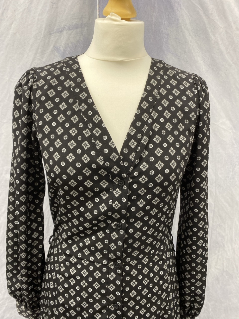 Lot 52  
            Edinburgh SR20 - Delivery Only 

                
MICHAEL KORS PATTERN DRESS SIZE S: LOCATION - RAIL 3