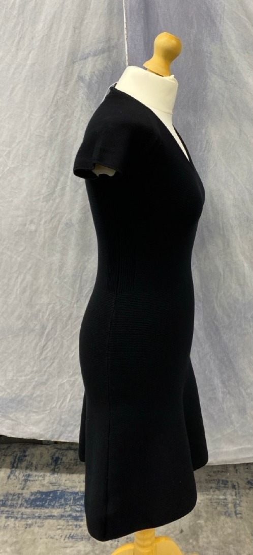 Lot 53  
            Edinburgh SR20 - Delivery Only 

                
MAX MARA STUDIO SHORT-SLEEVED V-NECK DRESS IN BLACK VISCOSE NO SIZE : LOCATION - ...