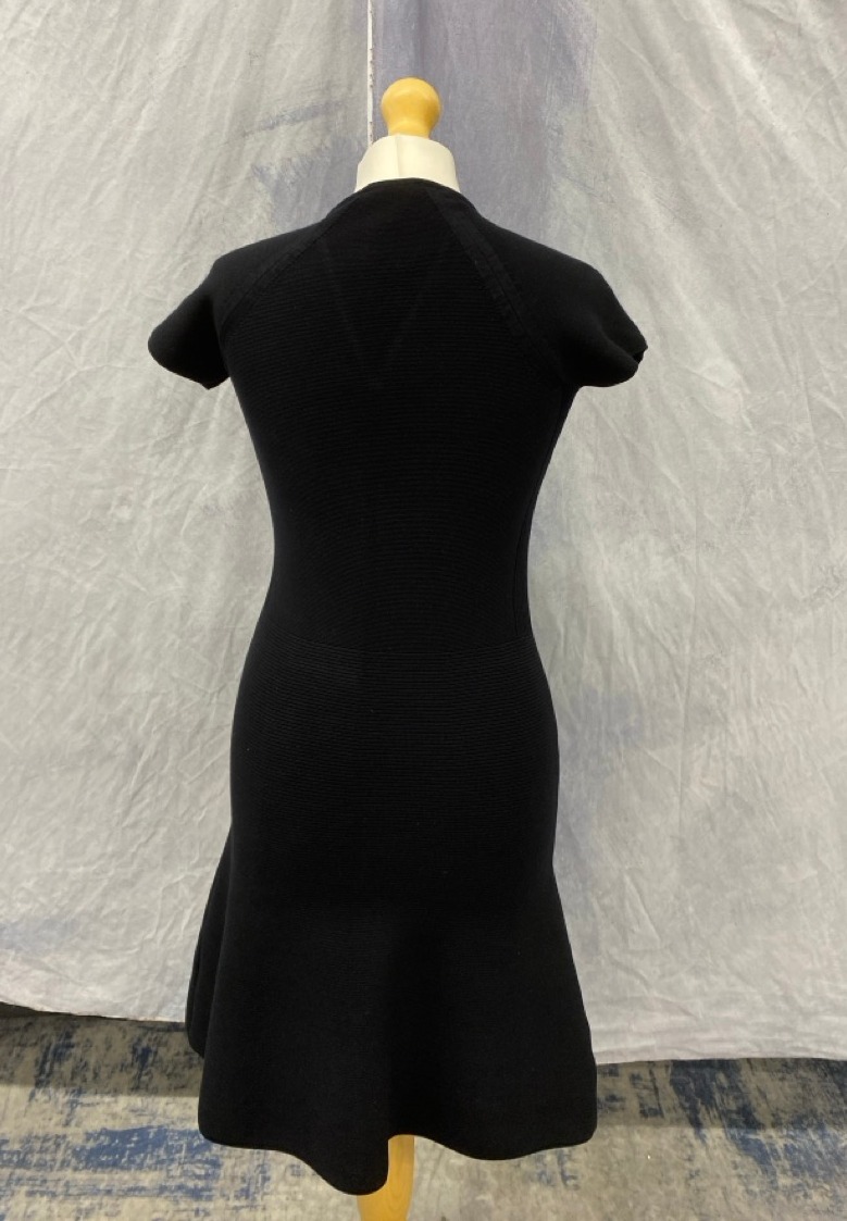 Lot 53  
            Edinburgh SR20 - Delivery Only 

                
MAX MARA STUDIO SHORT-SLEEVED V-NECK DRESS IN BLACK VISCOSE NO SIZE : LOCATION - ...