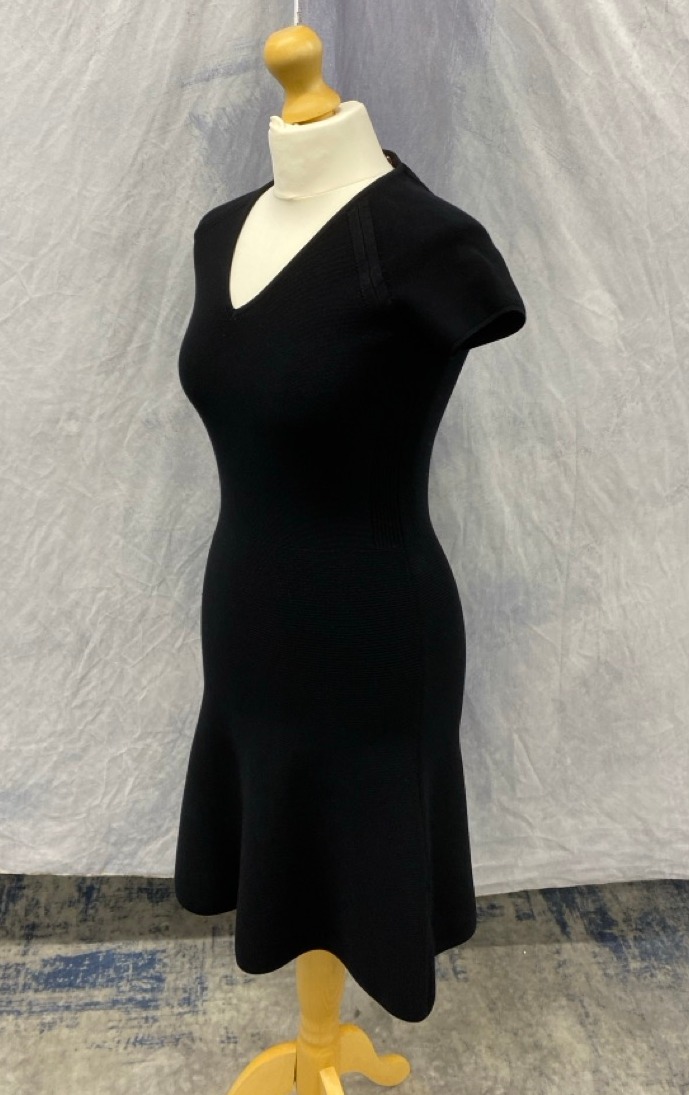 Lot 53  
            Edinburgh SR20 - Delivery Only 

                
MAX MARA STUDIO SHORT-SLEEVED V-NECK DRESS IN BLACK VISCOSE NO SIZE : LOCATION - ...