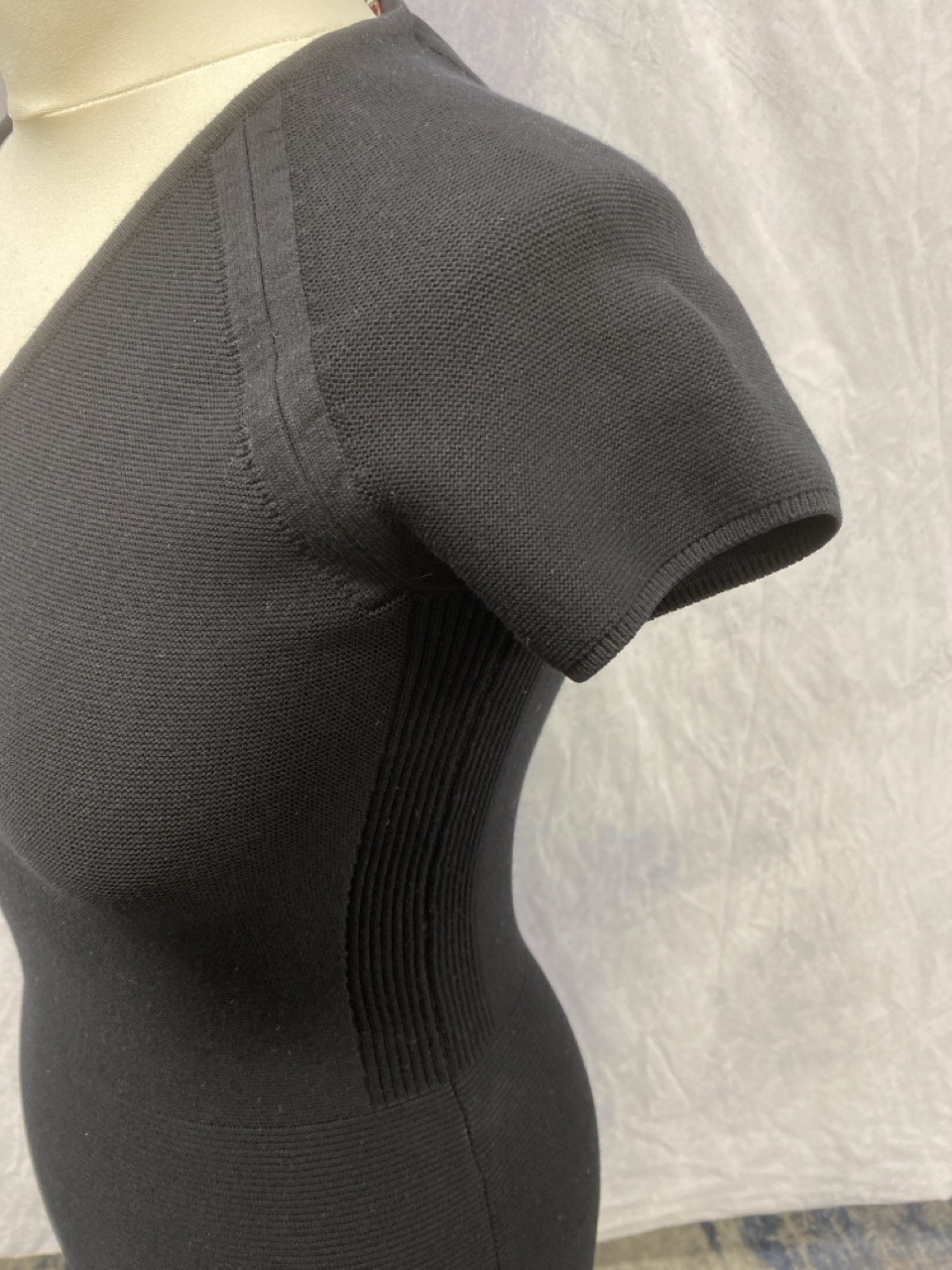 Lot 53  
            Edinburgh SR20 - Delivery Only 

                
MAX MARA STUDIO SHORT-SLEEVED V-NECK DRESS IN BLACK VISCOSE NO SIZE : LOCATION - ...