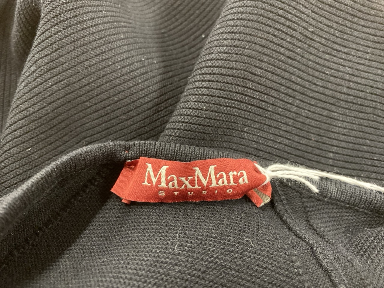 Lot 53  
            Edinburgh SR20 - Delivery Only 

                
MAX MARA STUDIO SHORT-SLEEVED V-NECK DRESS IN BLACK VISCOSE NO SIZE : LOCATION - ...