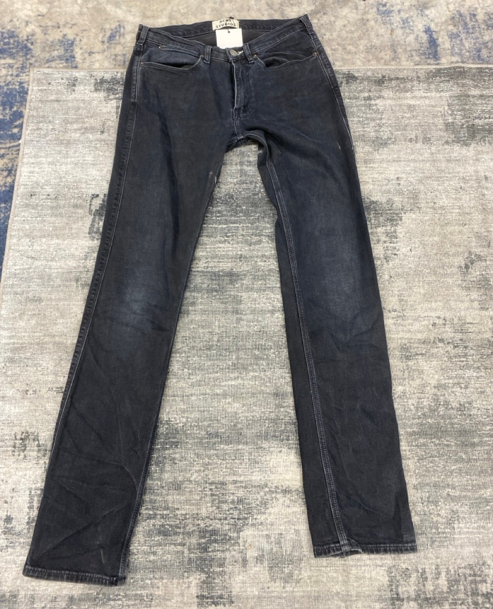 Lot 54  
            Edinburgh SR20 - Delivery Only 

                
ACNE STUDIOS SKINNY FIT JEANS IN NAVY COTTON DENIM NO SIZE : LOCATION - RAIL 3