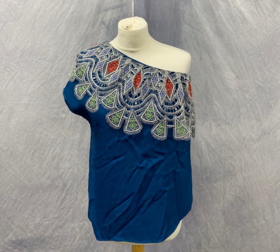 Lot 56  
            Edinburgh SR20 - Delivery Only 

                
PETER PILOTTO ONE SHOULDER EMBROIDERED TOP IN BLUE VISCOSE SIZE UK 10: LOCATION -...