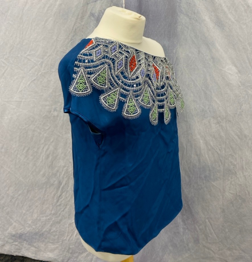Lot 56  
            Edinburgh SR20 - Delivery Only 

                
PETER PILOTTO ONE SHOULDER EMBROIDERED TOP IN BLUE VISCOSE SIZE UK 10: LOCATION -...