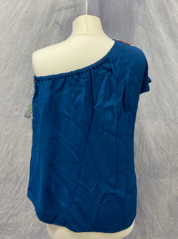 Lot 56  
            Edinburgh SR20 - Delivery Only 

                
PETER PILOTTO ONE SHOULDER EMBROIDERED TOP IN BLUE VISCOSE SIZE UK 10: LOCATION -...