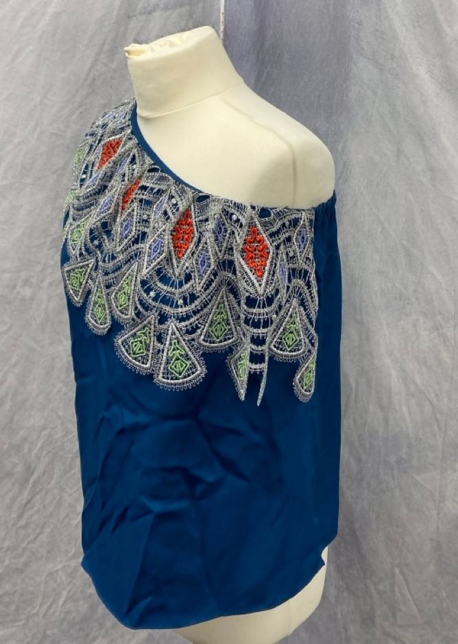 Lot 56  
            Edinburgh SR20 - Delivery Only 

                
PETER PILOTTO ONE SHOULDER EMBROIDERED TOP IN BLUE VISCOSE SIZE UK 10: LOCATION -...