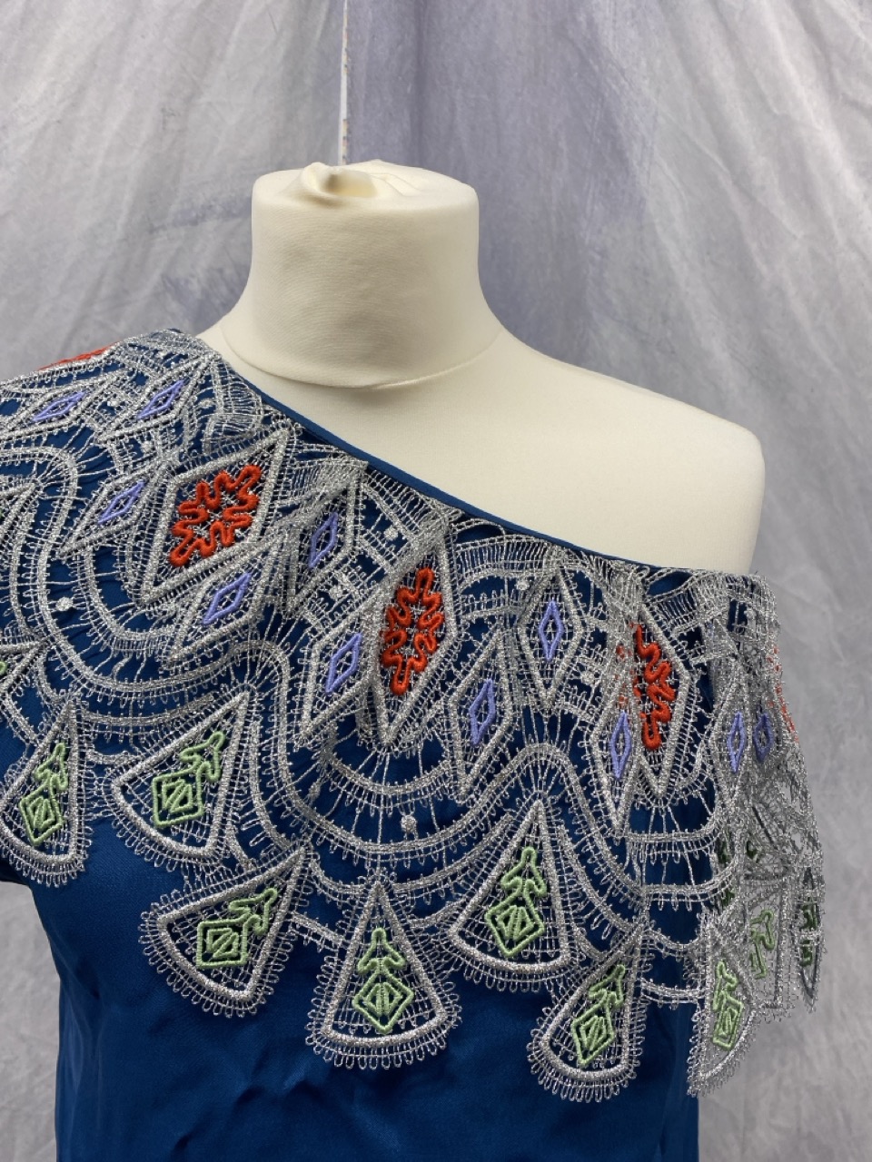 Lot 56  
            Edinburgh SR20 - Delivery Only 

                
PETER PILOTTO ONE SHOULDER EMBROIDERED TOP IN BLUE VISCOSE SIZE UK 10: LOCATION -...