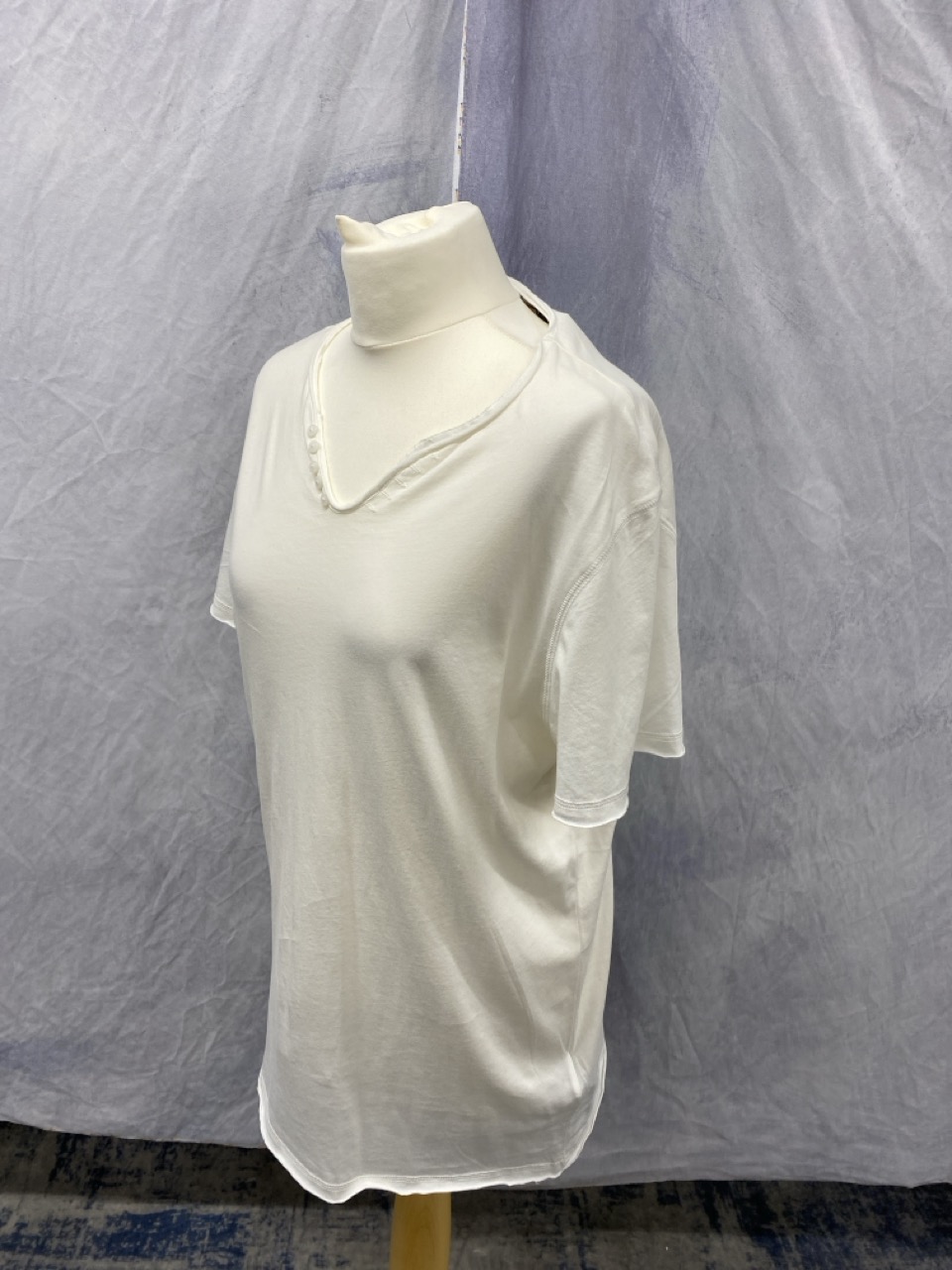 Lot 57  
            Edinburgh SR20 - Delivery Only 

                
ZADIG & VOLTAIRE SHORT SLEEVE MONASTIR T-SHIRT IN WHITE COTTON NO SIZE : LOCATION...