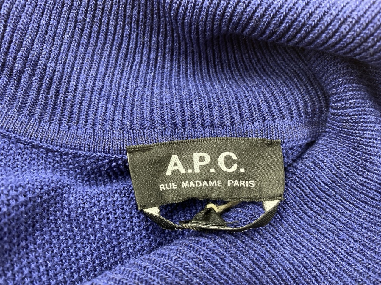 Lot 59  
            Edinburgh SR20 - Delivery Only 

                
A.P.C. KNITTED POLO SHIRT IN BLUE VISCOSE SIZE XXL: LOCATION - RAIL 3