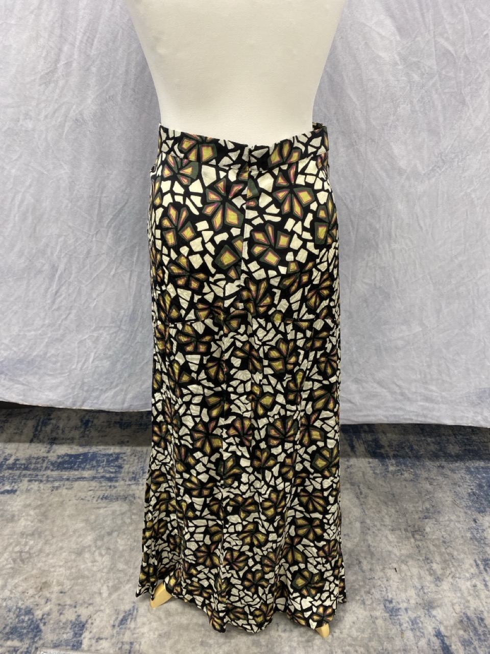 Lot 61  
            Edinburgh SR20 - Delivery Only 

                
BA&SH PRINTED MAXI SKIRT IN MULTICOLOR VISCOSE SIZE 2: LOCATION - RAIL 3
