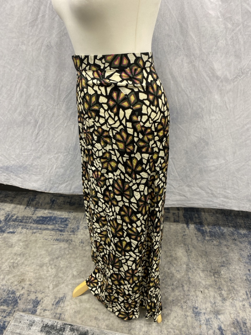 Lot 61  
            Edinburgh SR20 - Delivery Only 

                
BA&SH PRINTED MAXI SKIRT IN MULTICOLOR VISCOSE SIZE 2: LOCATION - RAIL 3
