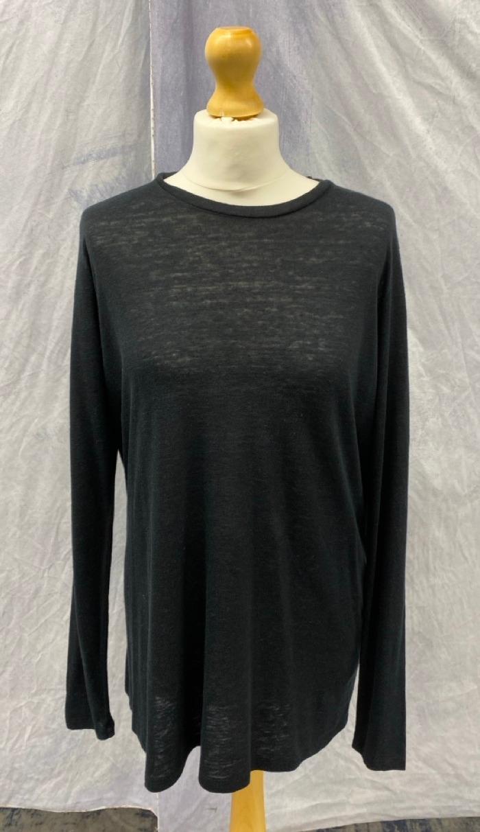 Lot 62  
            Edinburgh SR20 - Delivery Only 

                
JOSEPH LONG SLEEVE ADJUSTABLE BACK STRAP TOP IN BLACK LINEN SIZE L: LOCATION - RA...