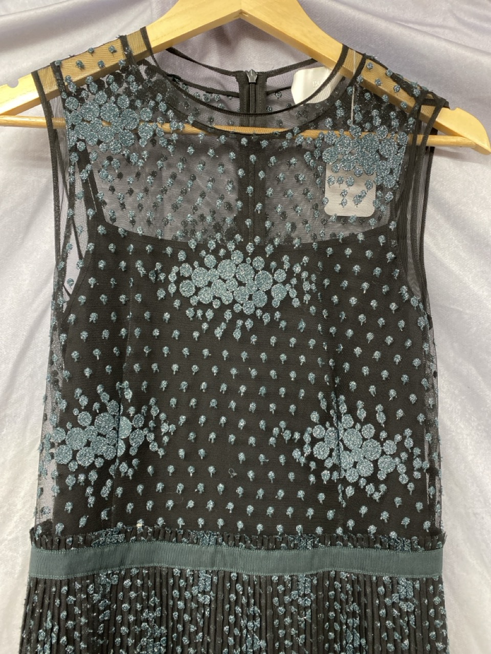 Lot 63  
            Edinburgh SR20 - Delivery Only 

                
BOSS SLEEVELESS EMBROIDERED TULLE DRESS IN BLACK POLYESTER SIZE UK 6: LOCATION - ...