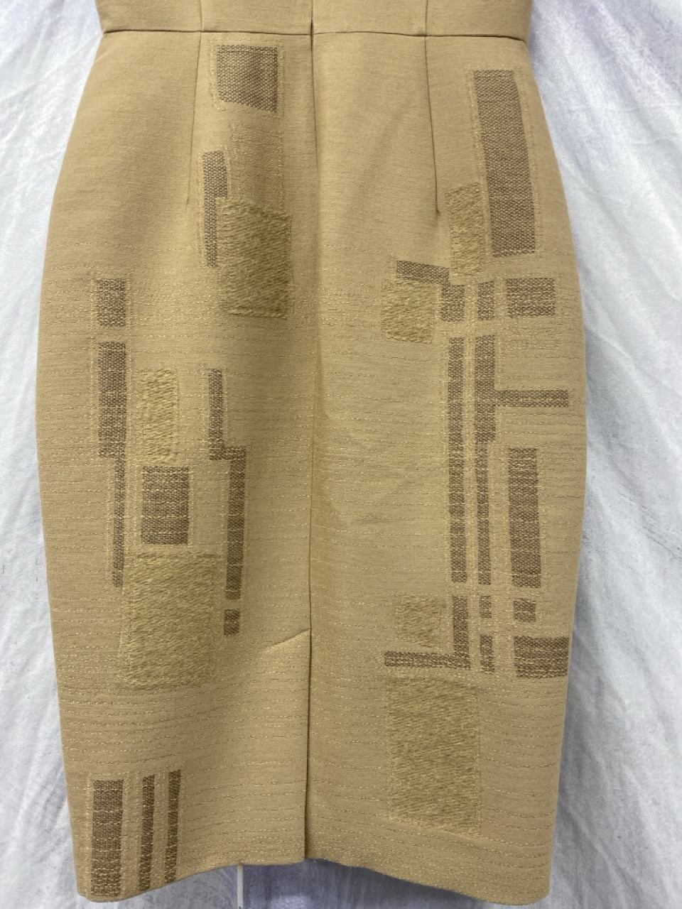 Lot 64  
            Edinburgh SR20 - Delivery Only 

                
MAX MARA SLEEVELESS SHEATH DRESS IN BROWN WOOL SIZE UK 6: LOCATION - RAIL 3