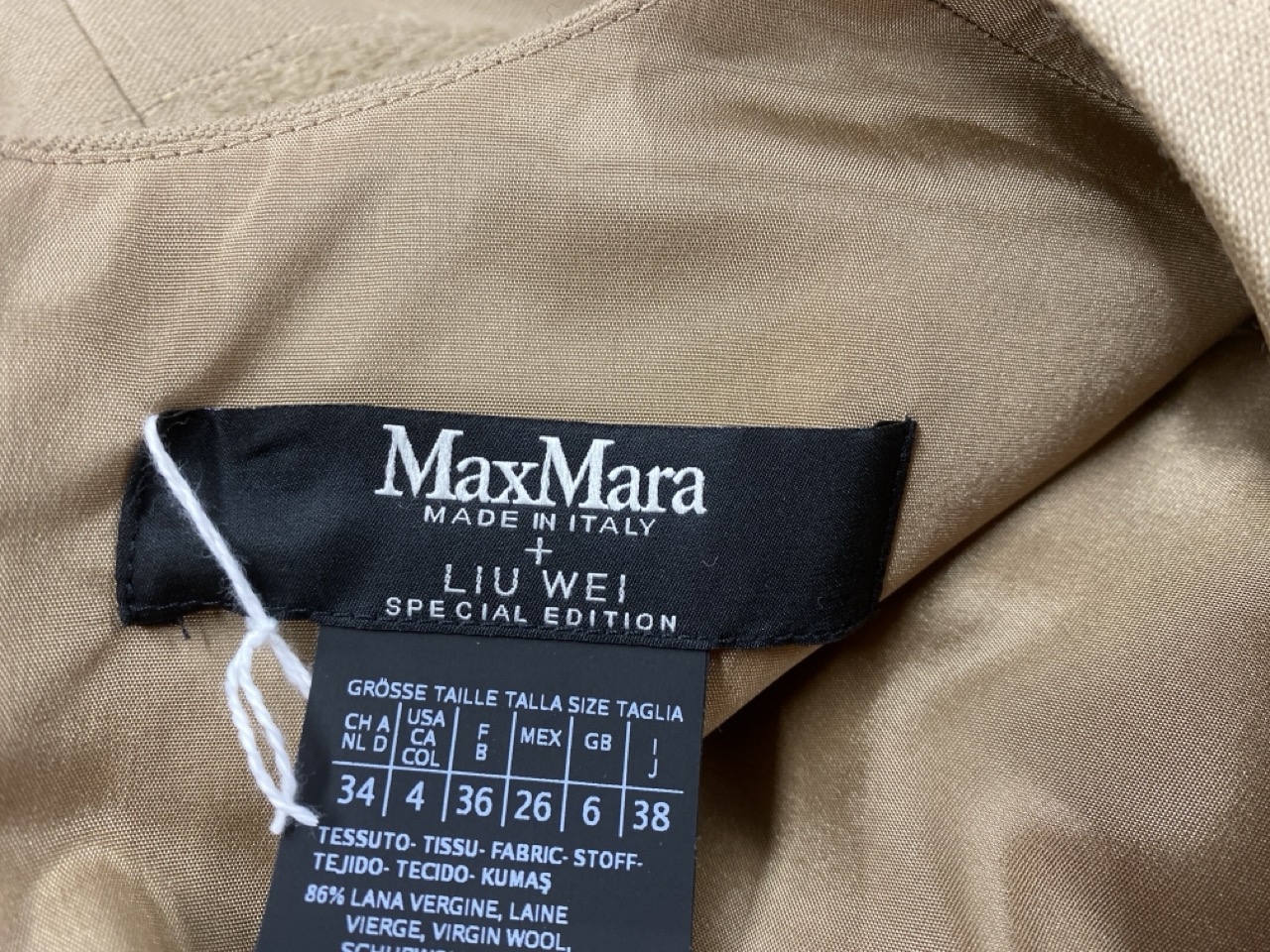 Lot 64  
            Edinburgh SR20 - Delivery Only 

                
MAX MARA SLEEVELESS SHEATH DRESS IN BROWN WOOL SIZE UK 6: LOCATION - RAIL 3