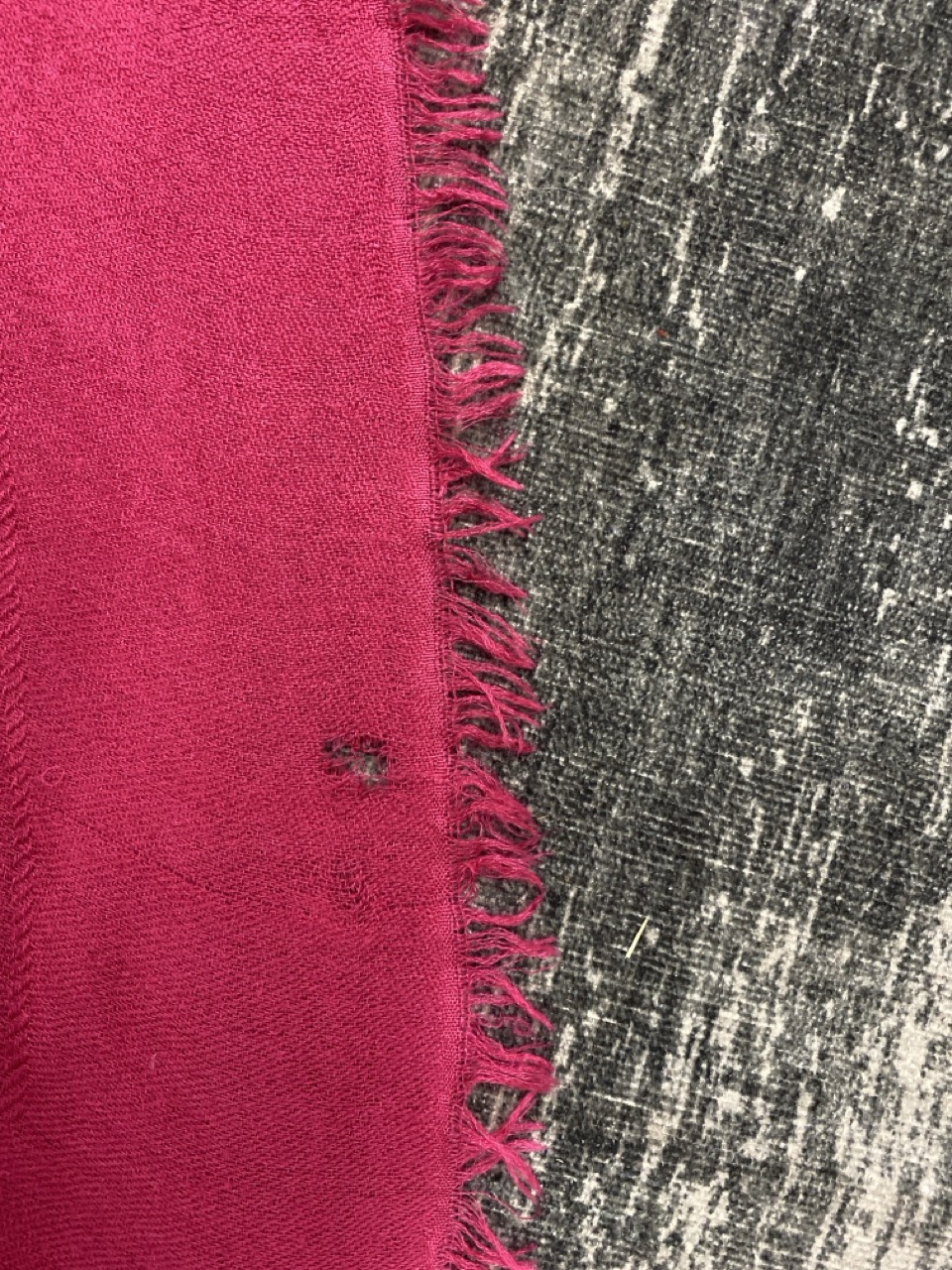 Lot 65  
            Edinburgh SR20 - Delivery Only 

                
GUCCI FRINGED SCARF IN PINK COTTON: LOCATION - RAIL 3