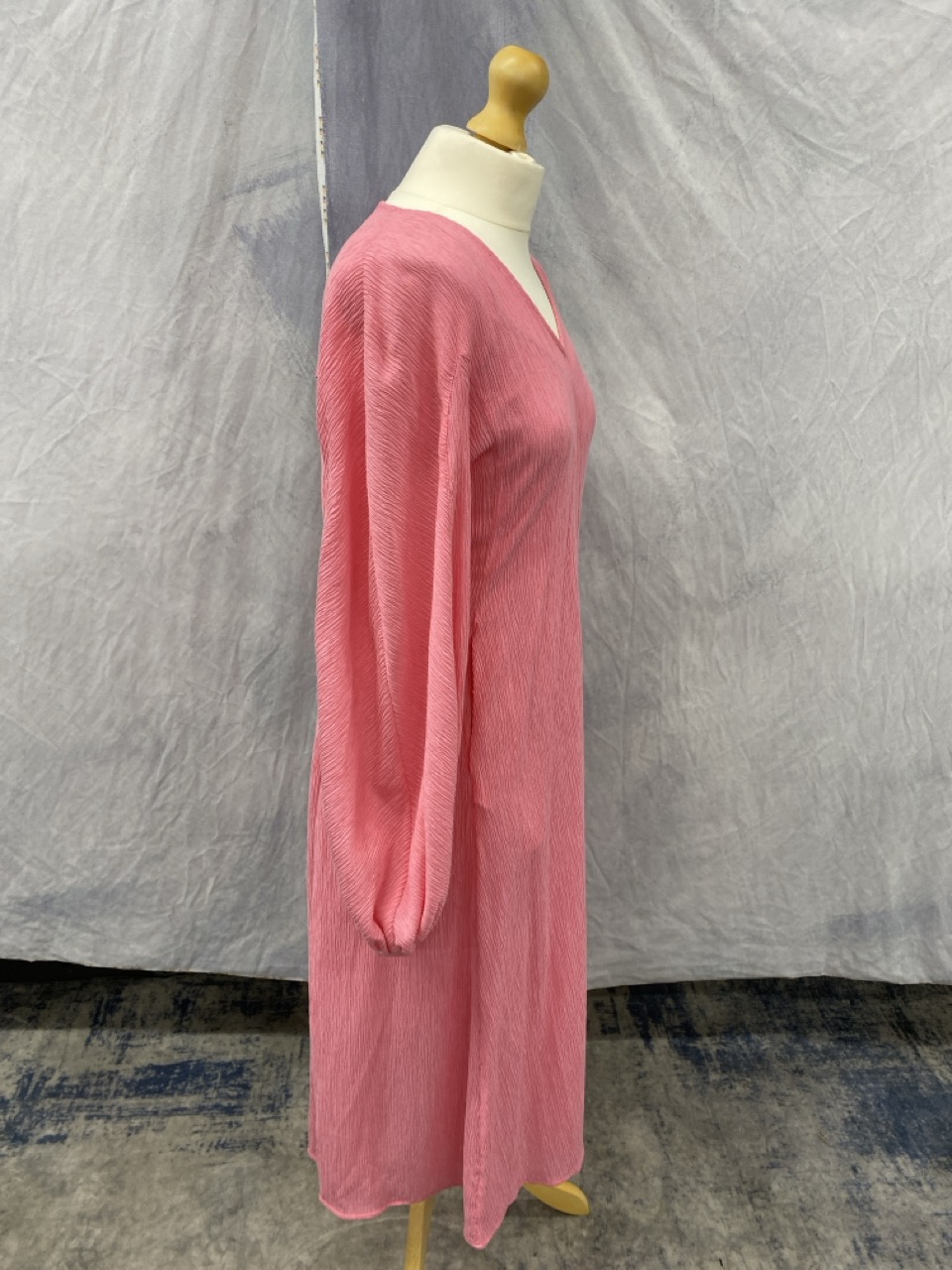 Lot 67  
            Edinburgh SR20 - Delivery Only 

                
STINE GOYA PUFFED LONG SLEEVE MIDI DRESS IN PINK LYOCELL SIZE 1: LOCATION - RAIL 3