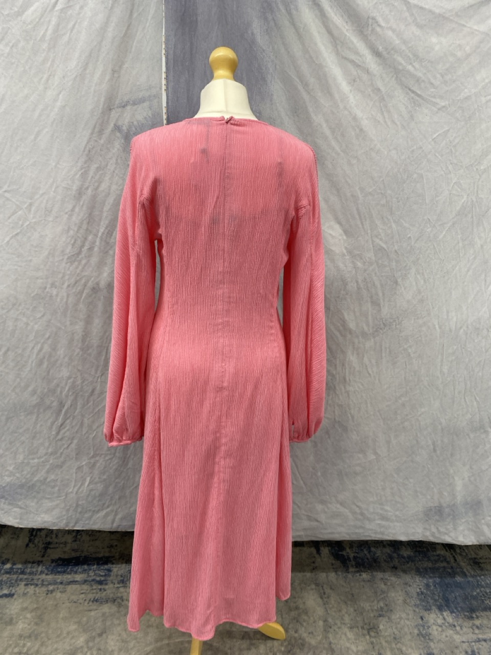 Lot 67  
            Edinburgh SR20 - Delivery Only 

                
STINE GOYA PUFFED LONG SLEEVE MIDI DRESS IN PINK LYOCELL SIZE 1: LOCATION - RAIL 3