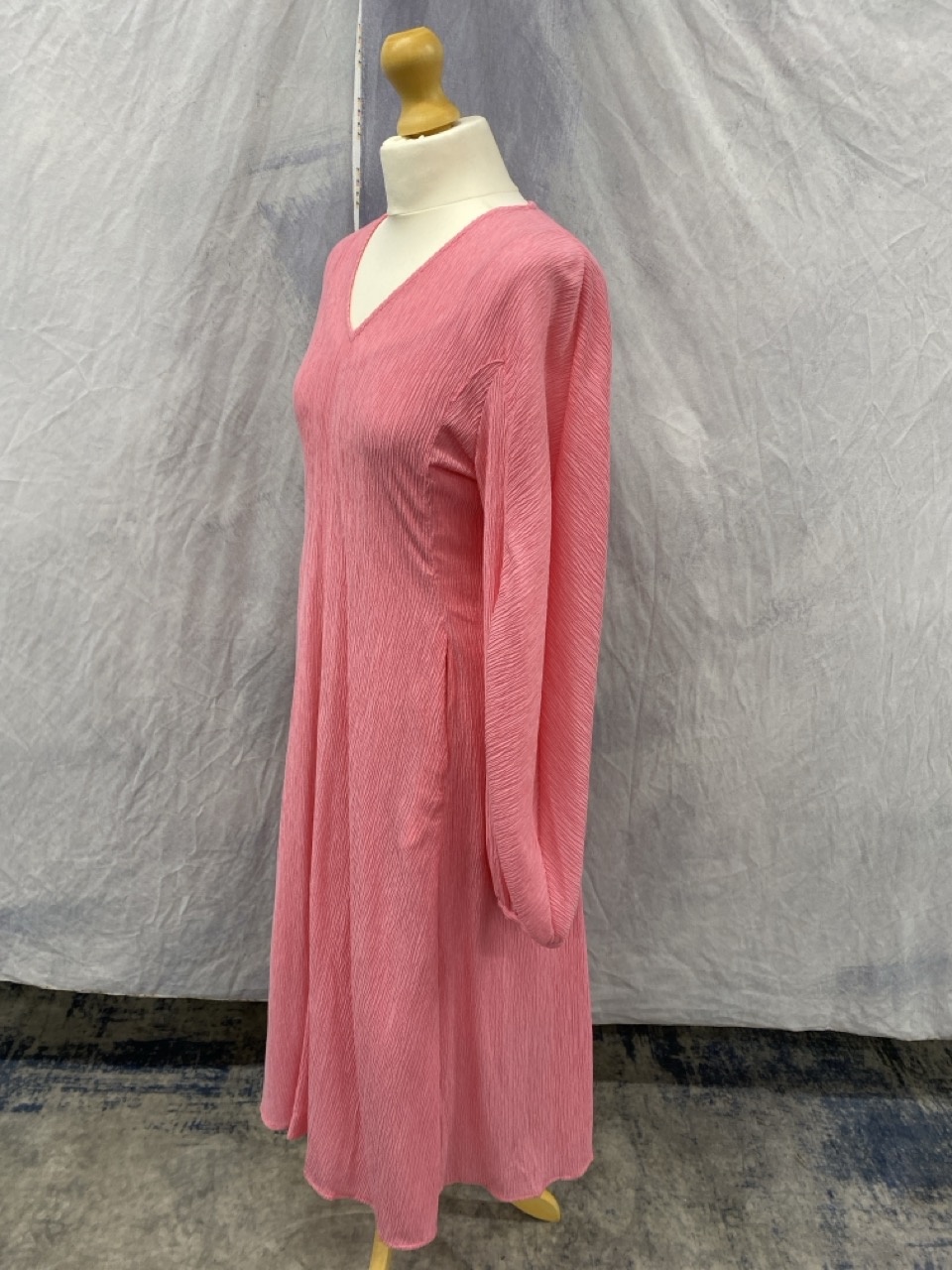 Lot 67  
            Edinburgh SR20 - Delivery Only 

                
STINE GOYA PUFFED LONG SLEEVE MIDI DRESS IN PINK LYOCELL SIZE 1: LOCATION - RAIL 3