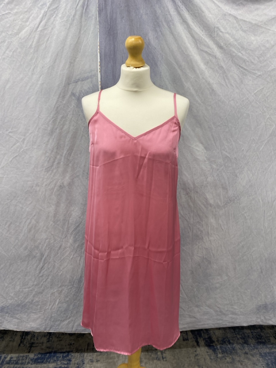 Lot 67  
            Edinburgh SR20 - Delivery Only 

                
STINE GOYA PUFFED LONG SLEEVE MIDI DRESS IN PINK LYOCELL SIZE 1: LOCATION - RAIL 3