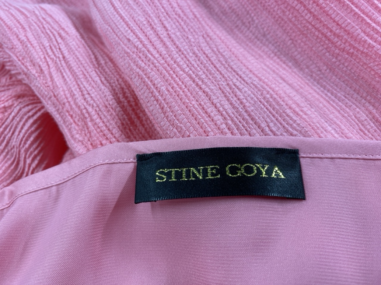 Lot 67  
            Edinburgh SR20 - Delivery Only 

                
STINE GOYA PUFFED LONG SLEEVE MIDI DRESS IN PINK LYOCELL SIZE 1: LOCATION - RAIL 3